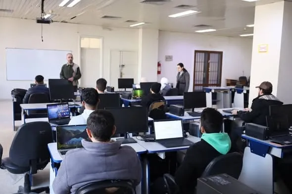 كلية المعلوماتية بجامعة حمص بلّشت مبادرة لتدريب ألف مطور برمجيات