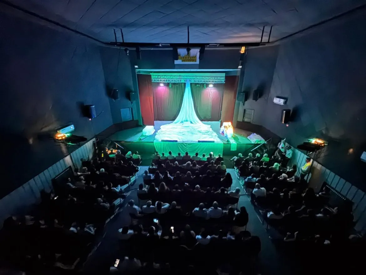 مسرحية "قماط وكفن": صرخة سورية قوية بوش الظلمة