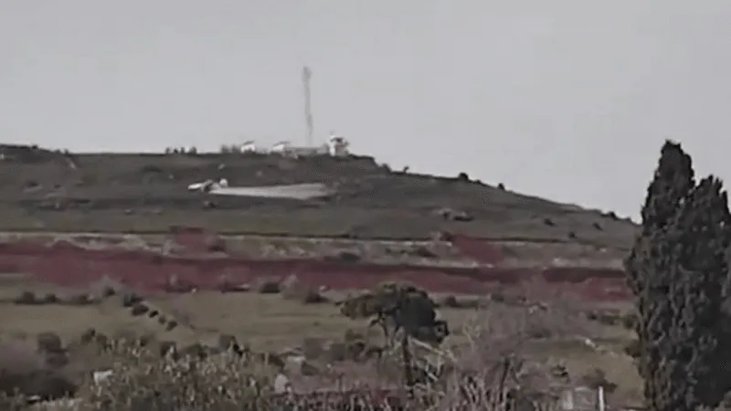 طيارات إسرائيلية عم ترش مبيدات على أراضي مزارعين سوريين بالجنوب