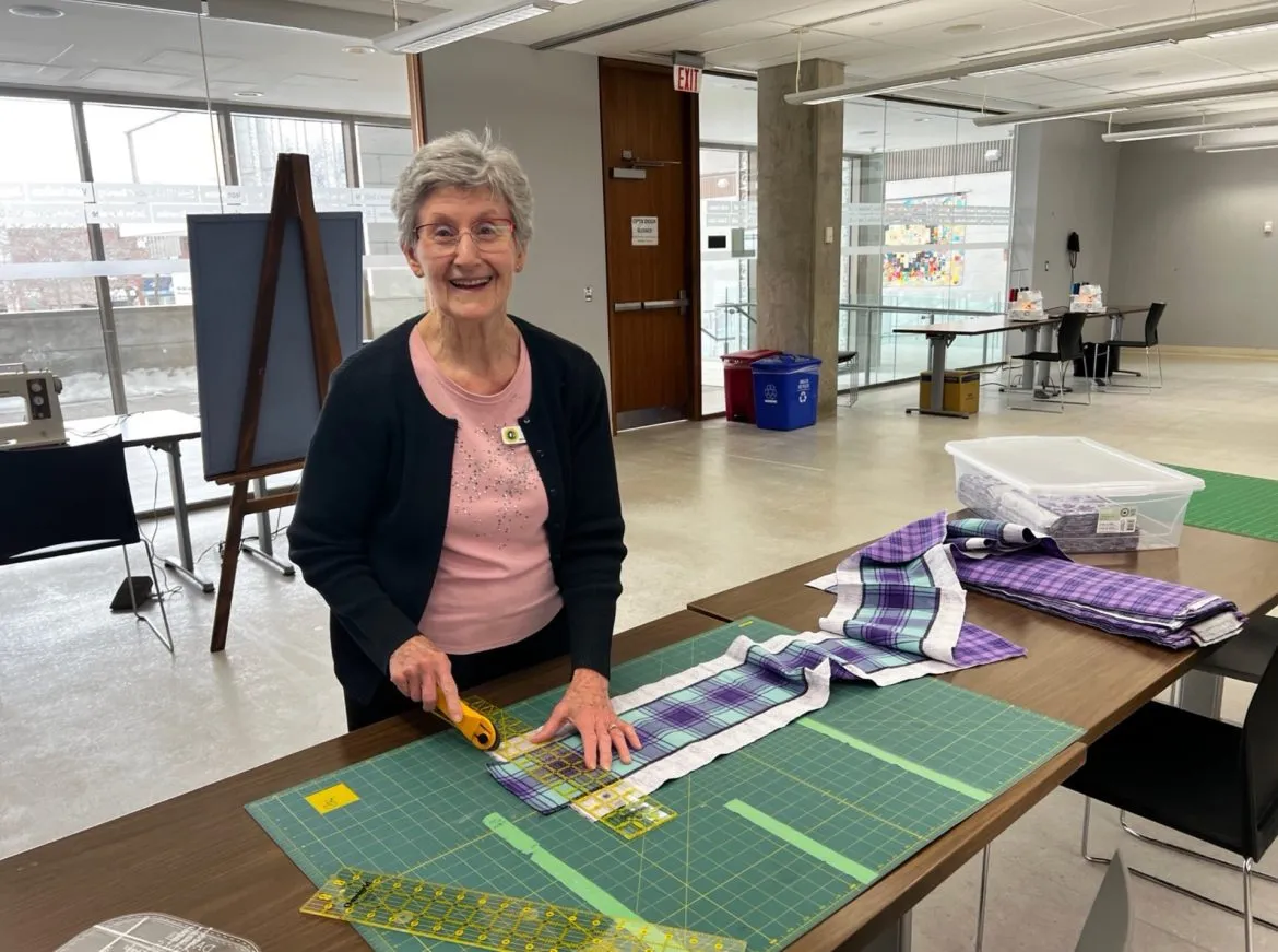 متطوعين بأوريليا عم يبعتوا مستلزمات صحية مهمة للنساء بسوريا ودول تانية