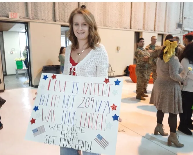 أهل ورفقات بيستقبلوا جنود الحرس الوطني بولاية أيوا بعد رجعتن من الشرق الأوسط