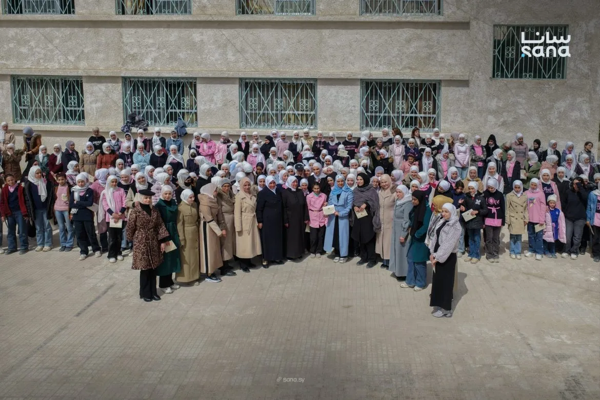 الست لطيفة الدروبي، مرَة الرئيس أحمد الشرع، زارت مدرسة "الإبداع" بداريا وتابعت وضع التعليم بعد ما رجعت افتتحت