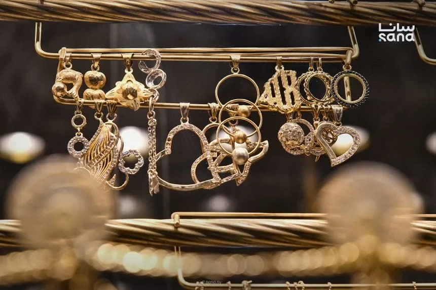 نزل سعر الذهب 100 ليرة جديدة بسوريا اليوم