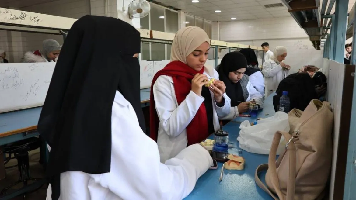 وزارتا التعليم والصحة أعلنوا مفاضلة قبول جديدة لخريجي الكليات الطبية بسوريا