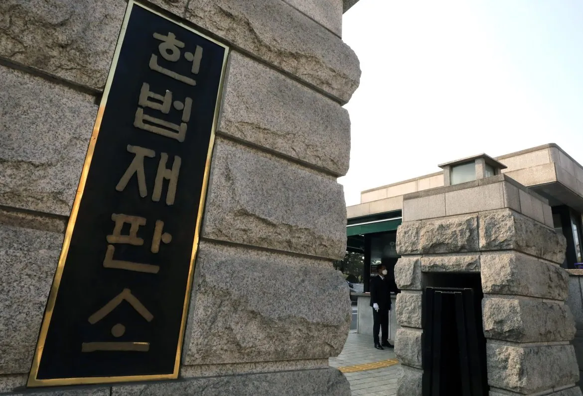 محكمة كوريا الجنوبية الدستورية عم تشوف كتير قضايا استئناف جديدة، ومن بينها قضية سوري عم يطعن بقرار ترحيله