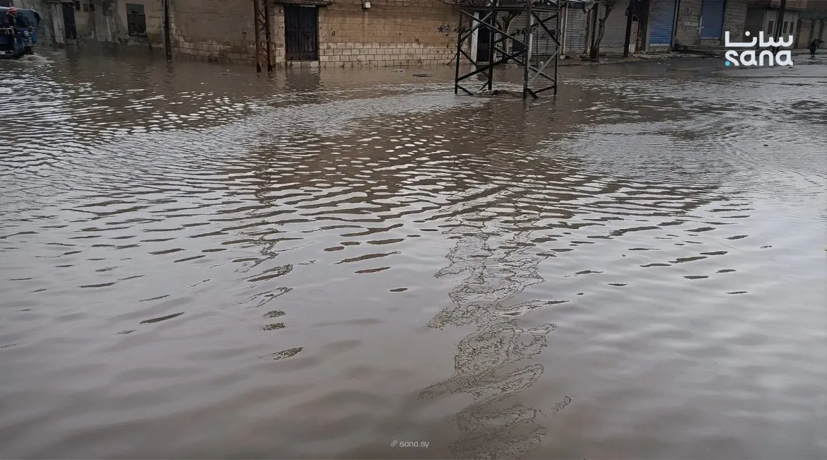 أمطار غزيرة بالحسكة عم تقطع طرق وتضر بيوت طين