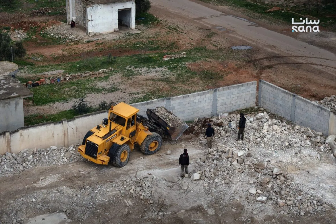 بلشوا يشيلوا أنقاض مدرسة الضبعة بحمص تمهيداً لإعادة تأهيلها