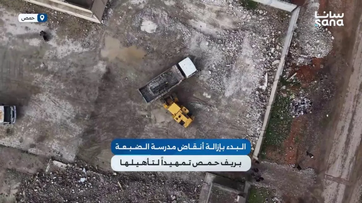 مديرية الخدمات الفنية بحمص بلشت تشيل أنقاض مدرسة الضبعة لترجع تزبطها