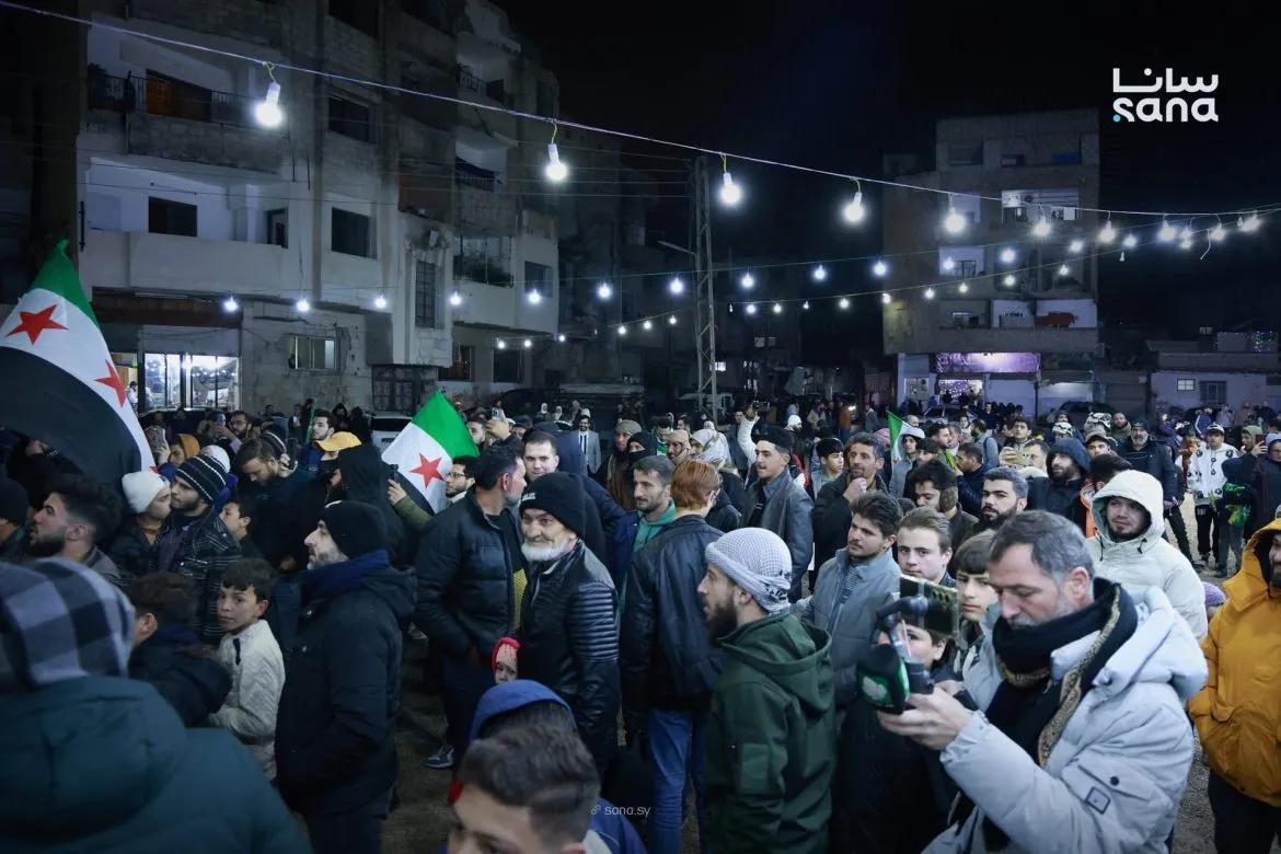 أهالي برزة بدمشق عم يحتفلوا بذكرى أول مظاهرة ضد النظام اللي راح
