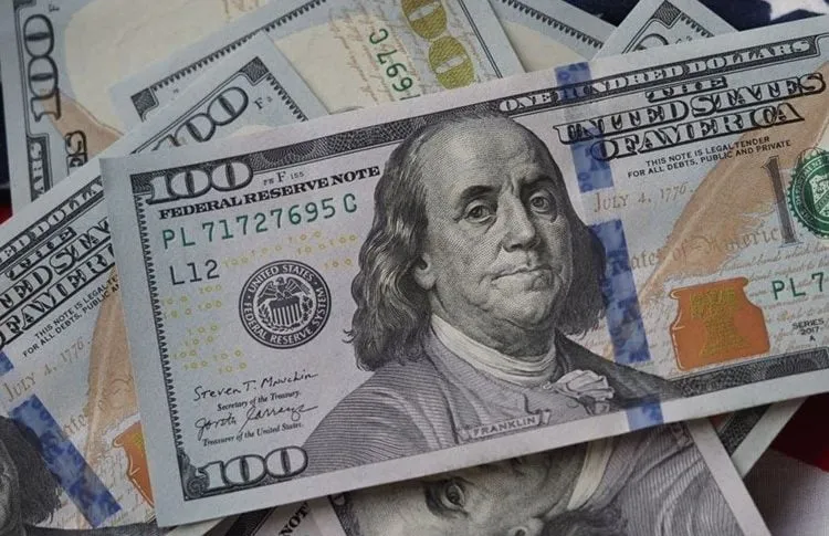 الدولار عم يرتفع كتير بسبب الوضع المتوتر بالشرق الأوسط والناس عم تدور عالأمان