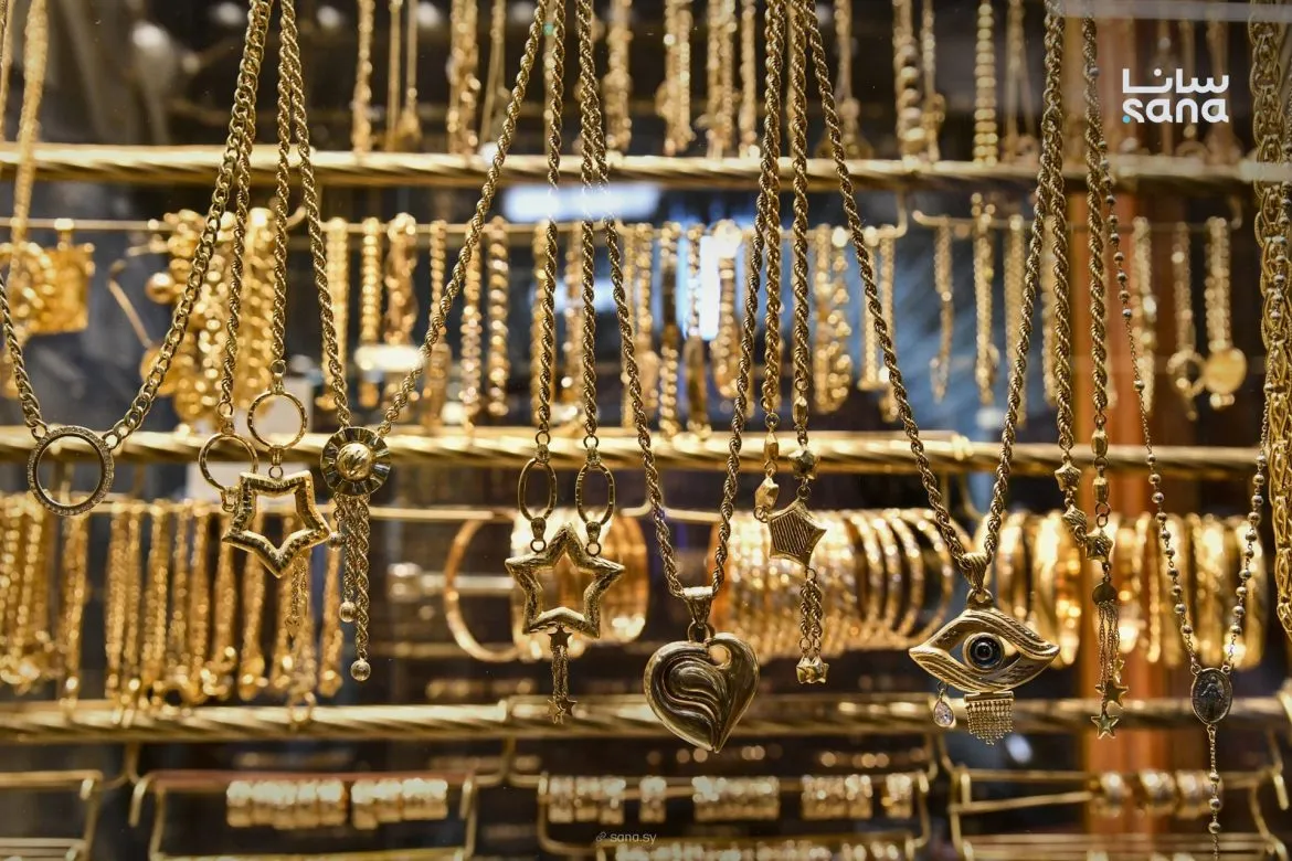 الذهب عم ينزل 200 ليرة بسوريا اليوم، وهاد سعر الغرام