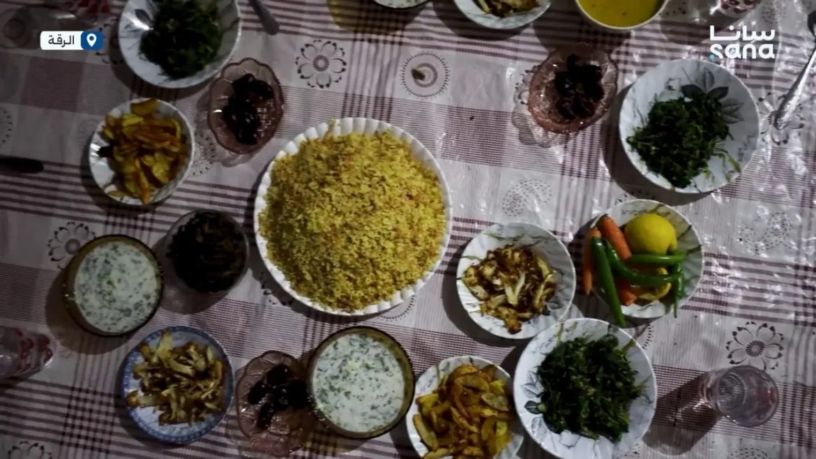 أهل الرقة لسا عم يحافظوا على "الطُعمة" عادة رمضانية بتجمع القلوب