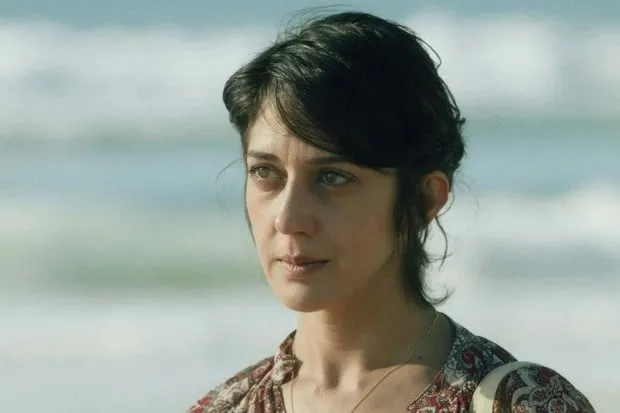 مراجعة فيلم 'قطع من حياة غريبة': قصة لاجئة سورية بفرنسا