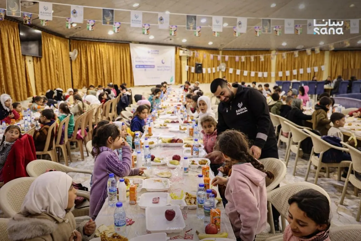 إفطار رمضاني جماعي لأكثر من 250 طفل يتيم وولد شهيد بإدلب
