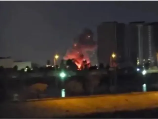 صار هجوم كبير بصواريخ وطائرات مسيّرة على السفارة الأميركية ببغداد