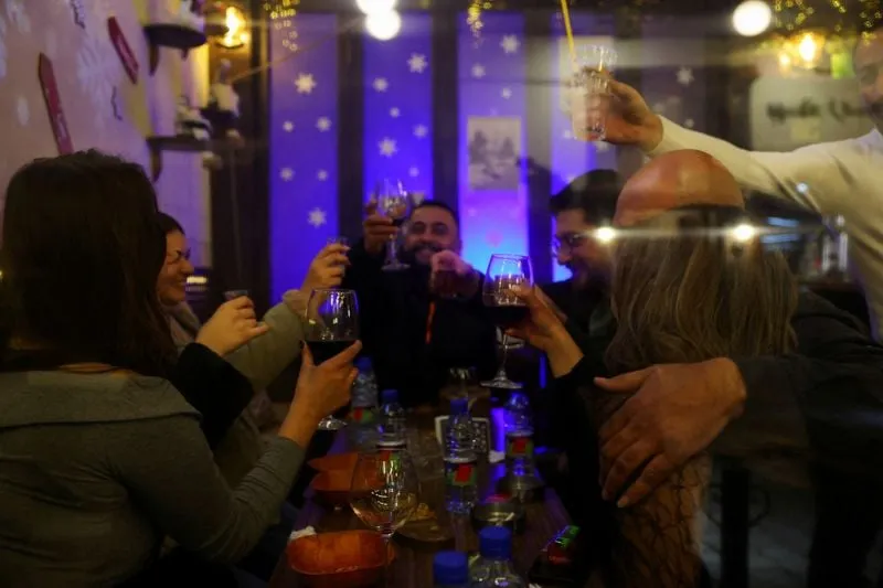 السلطات السورية بتمنع بيع الكحول بالمطاعم والبارات بدمشق