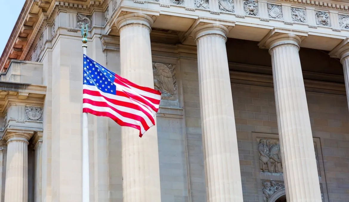 المحكمة العليا بدها تراجع قرار ترامب بخصوص وضع الحماية للمهاجرين من سوريا وهايتي