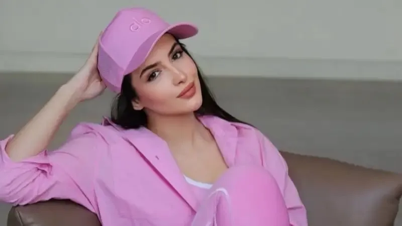 سارة بركة خطفت الأضواء بـ علي كلاي.. مين هي الممثلة السورية؟