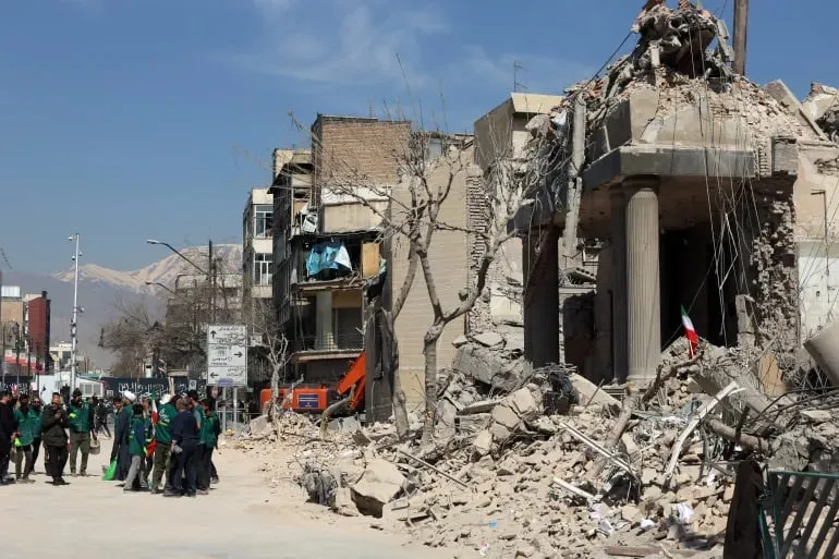 صراع أمريكا وإسرائيل وإيران عم يهز المنطقة: نزوح ناس واستقالة مسؤول وتأخير تشكيل حكومة العراق