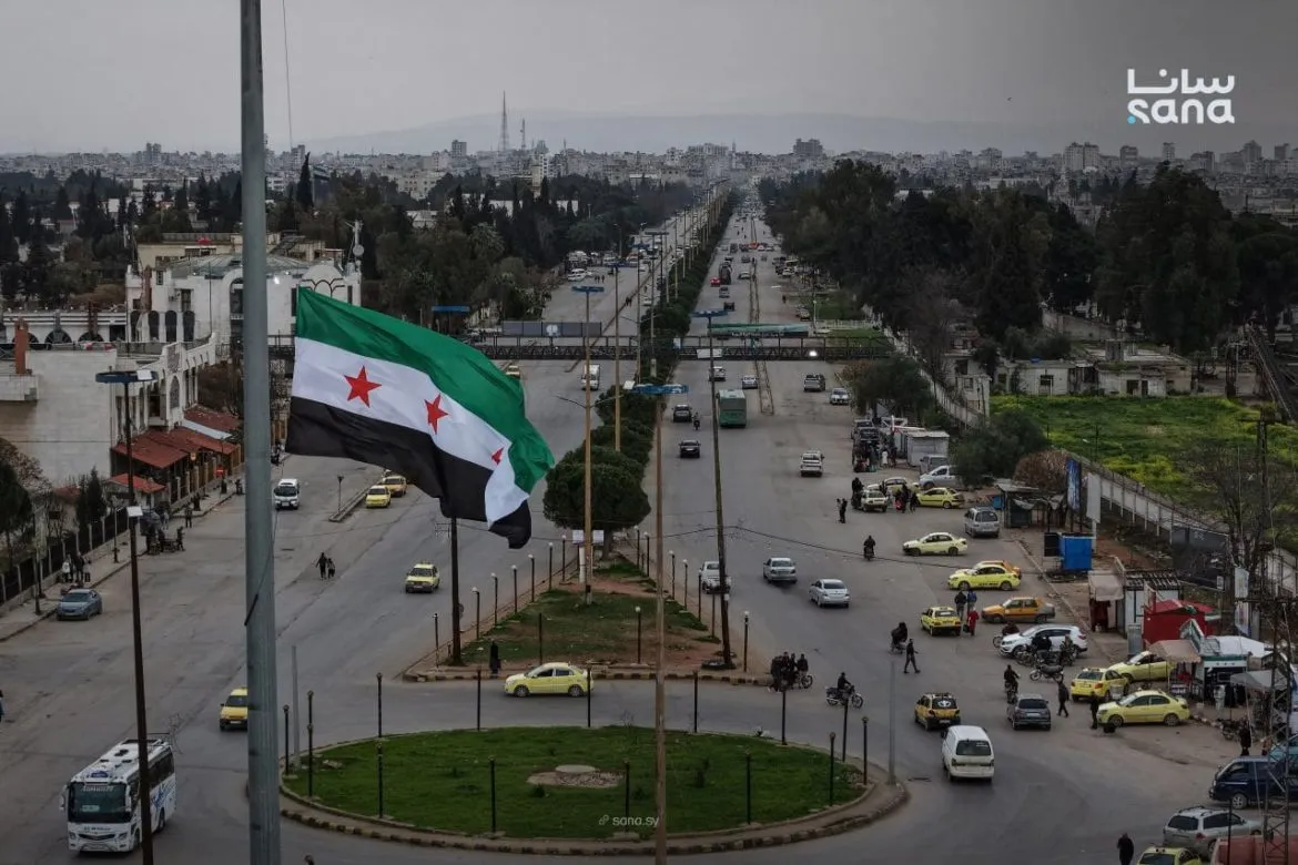 رفعوا علم سوريا الشامخ بمدخل حمص الشمالي احتفالاً بمرور 15 سنة على الثورة