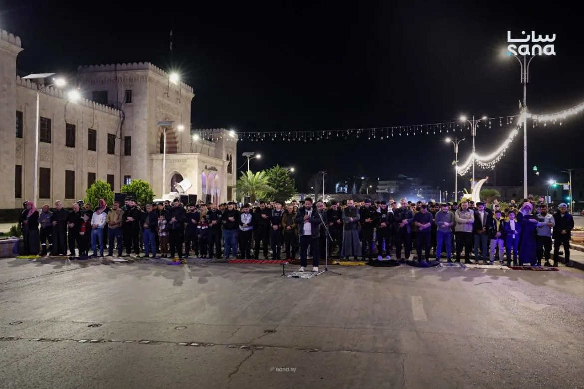 صلاة التراويح بساحة العاصي بحماة واحتفالية ذكرى الثورة السورية الـ 15