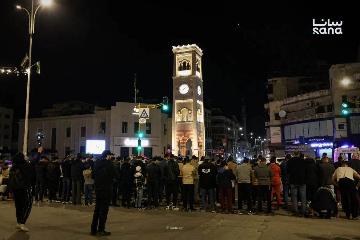 صلاة التراويح بساحة العاصي بحماة بتحيي الذكرى الـ15 للثورة السورية