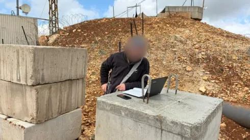 أستاذ إسرائيلي بالاحتياط بيكمل تدريس طلابه من قلب مناطق القتال