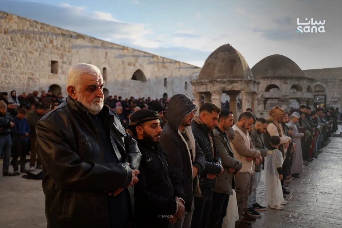 فرحة العيد بتعم سوريا: صلاة وتكبيرات بتملأ مساجد إدلب وحلب