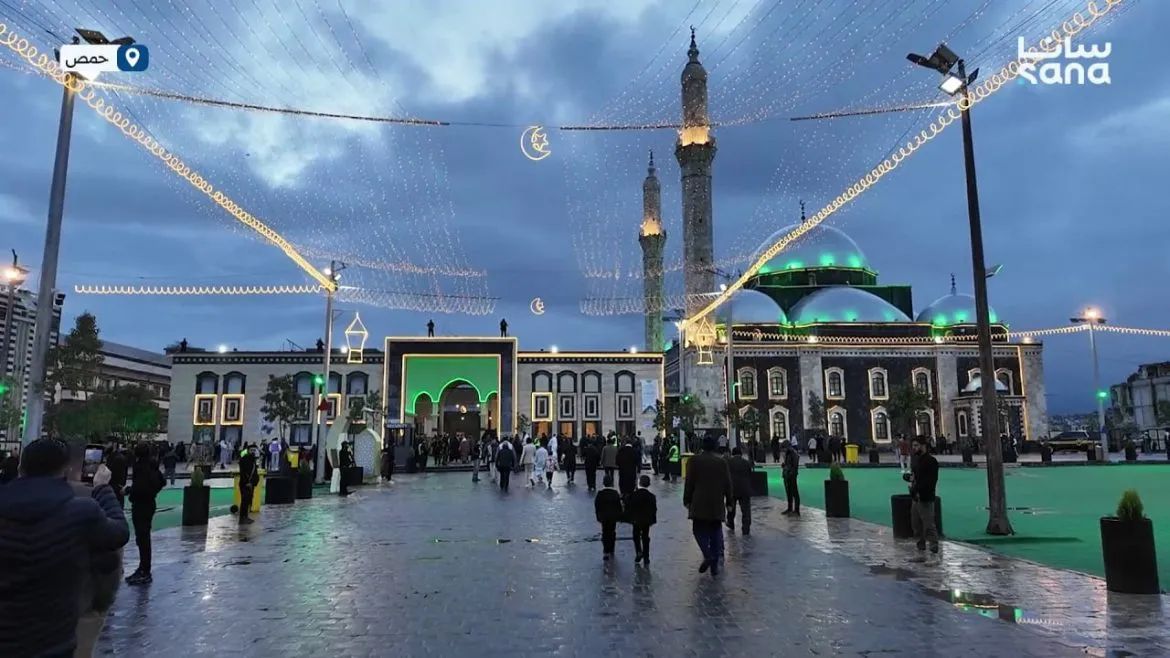 أهالي حمص بيصلوا صلاة عيد الفطر بجامع خالد بن الوليد