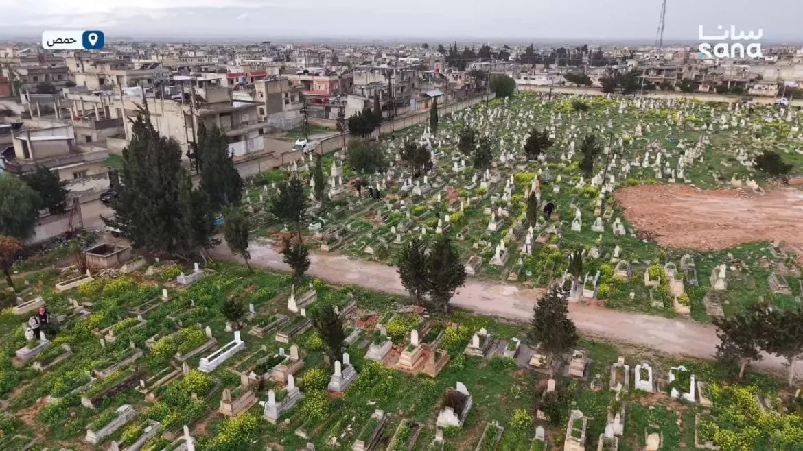 أهل القصير بريف حمص بيزوروا قبور حبايبهم بأول أيام عيد الفطر