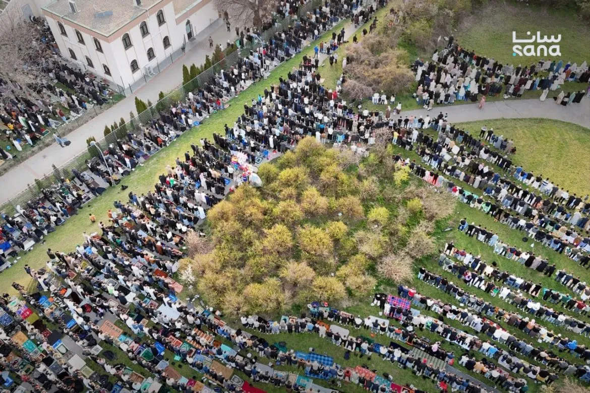 سانا بتصور لقطات جوية لصلاة عيد الفطر للجاليات المسلمة بفيينا