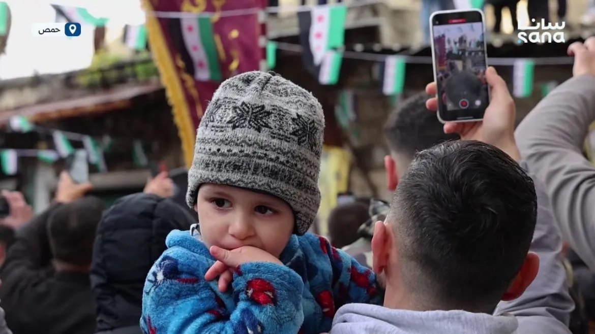 أجواء العيد بحمص القديمة عم تحلى بأهازيج العراضة الحمصية