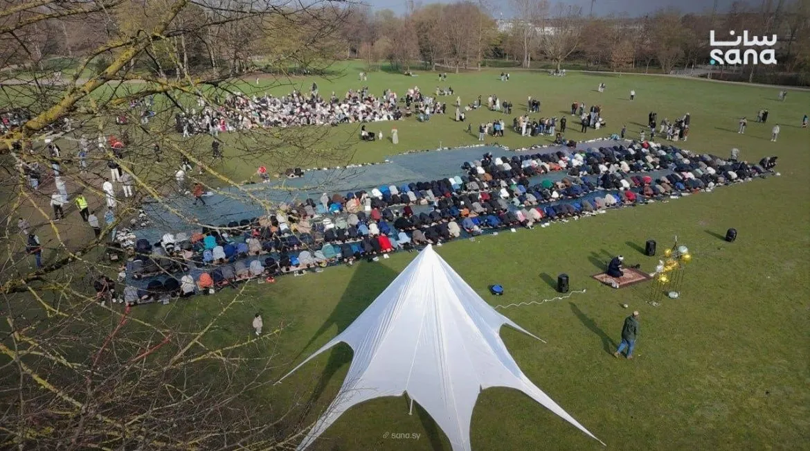 السوريين والمسلمين بدوسلدورف احتفلوا بالعيد بصلاتهم
