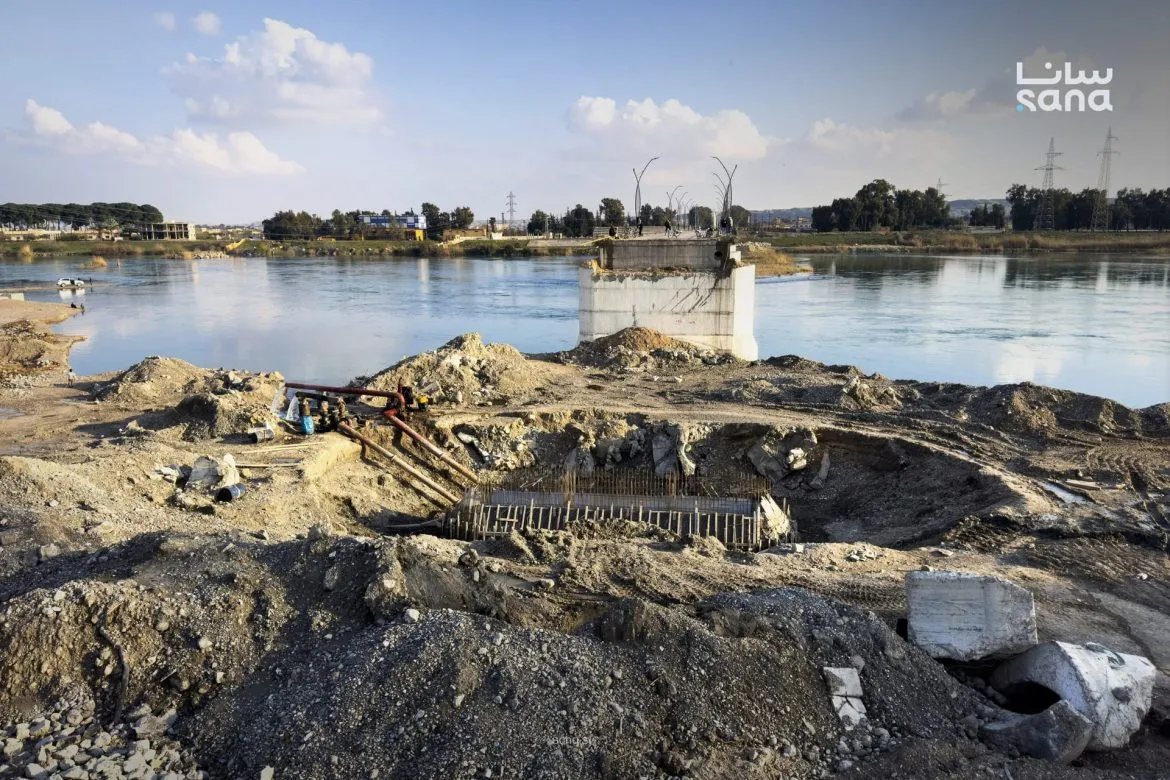 ورشات الرقة خلصت صب قاعدة ركيزة جسر الرشيد المتضررة