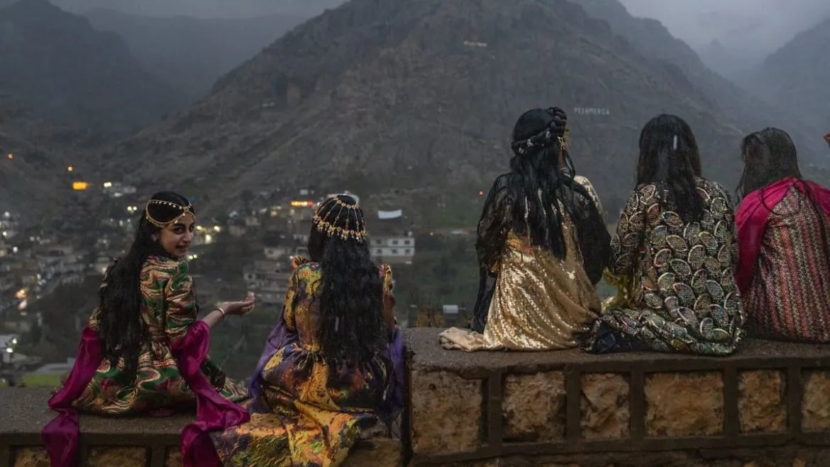 أكراد العراق بيحتفلوا بالنوروز، رمز للنور اللي بينتصر على الظلام