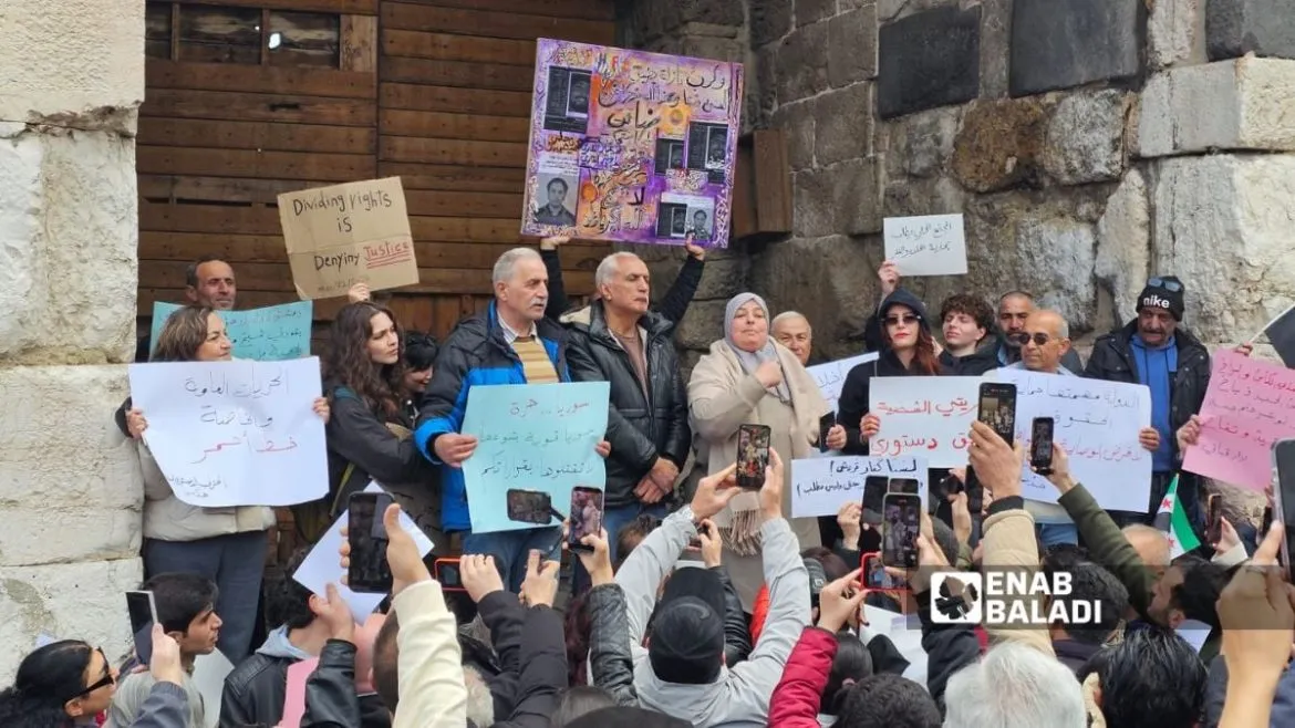 عالم بدمشق عم يتظاهروا يطالبوا بحماية حرياتهم الشخصية بسبب قرار الكحول