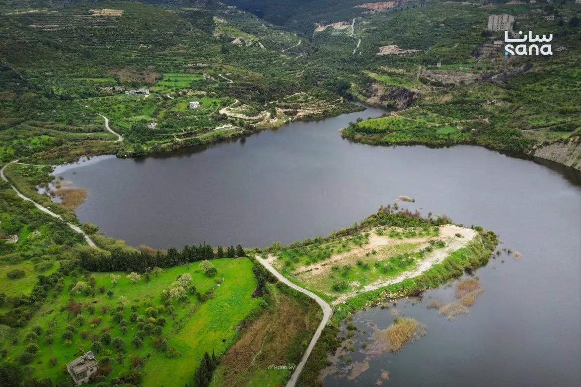 سد الحفة فاض أخيراً، ورجع الحياة لأراضي ريف اللاذقية بعد سنين جفاف
