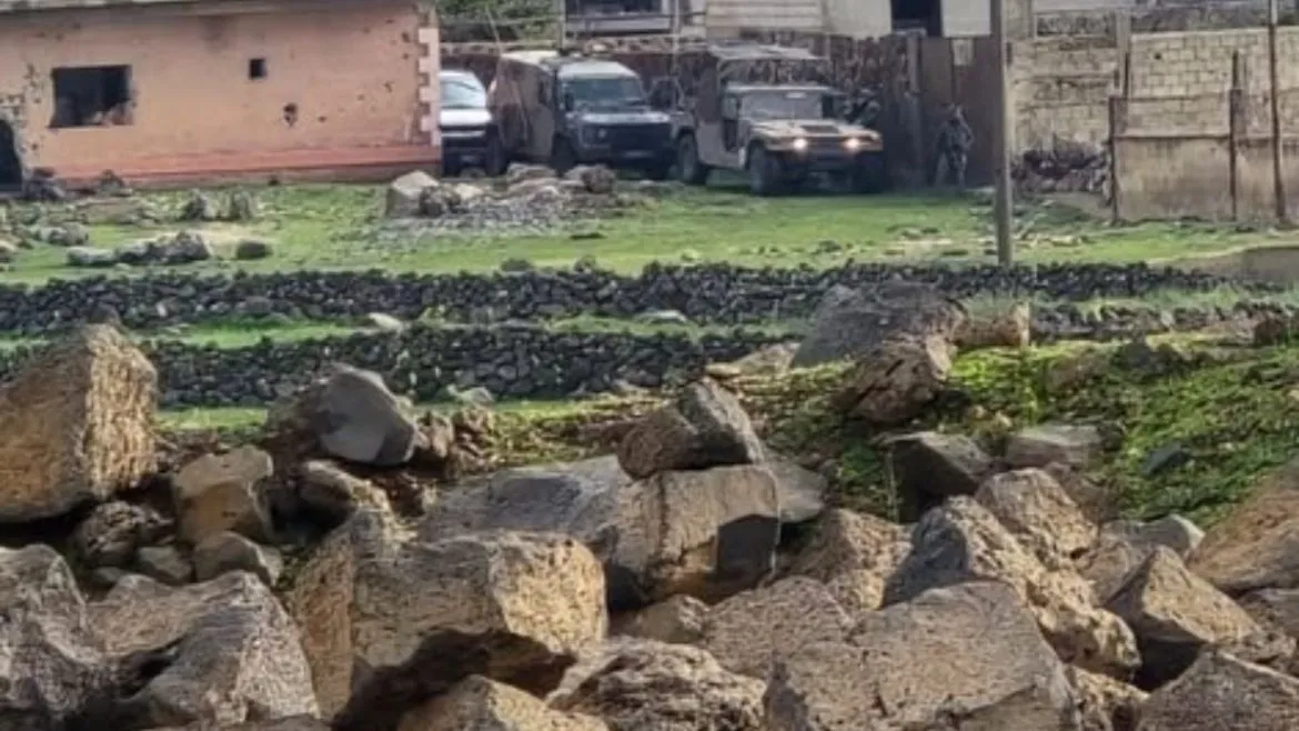 القوات الإسرائيلية بتفتش بيوت وبتوقف شب بريف القنيطرة