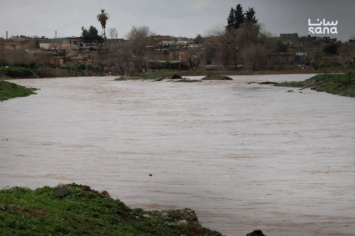 الهلال الأحمر عم يجلي عائلات بالحسكة بعد ما فاض الخابور وجهّز مركز إيواء