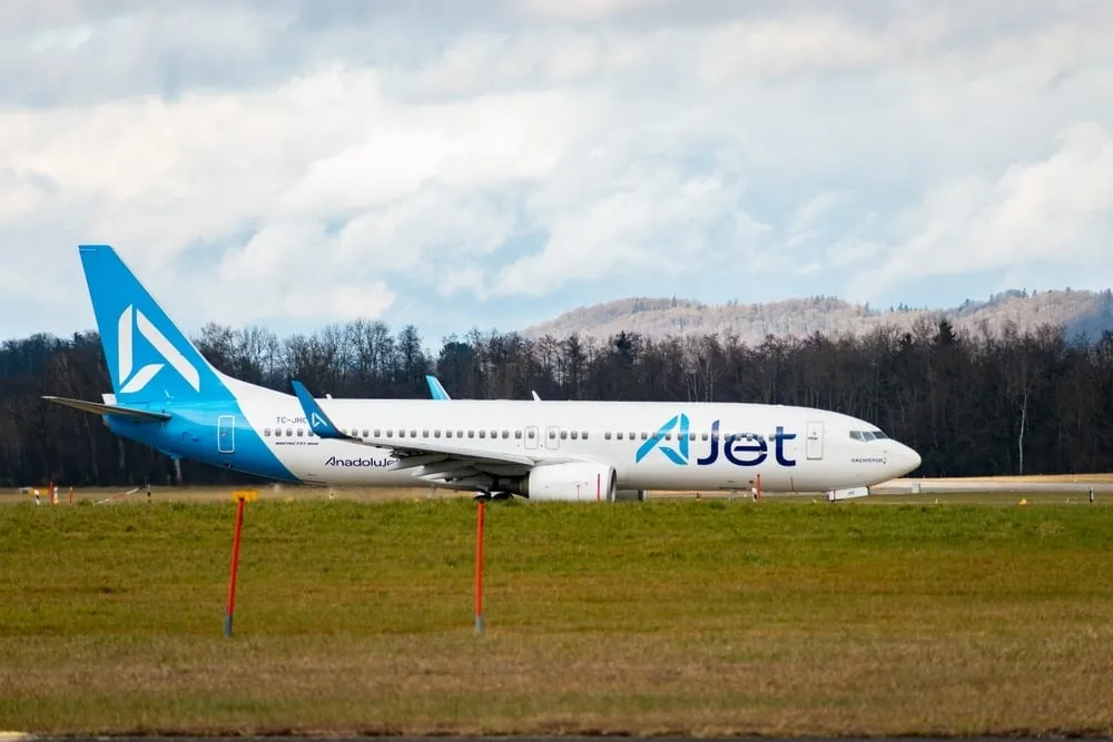 شو تعمل إذا AJet لغت رحلاتك للشرق الأوسط بسبب صراع إيران وإسرائيل؟