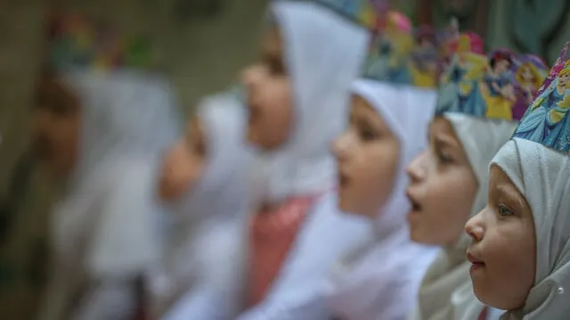 روضة للأيتام بإدلب تديرها أمّ فقدت ولادها، وبنت بتتمنى طرف صناعي لترجع عالمدرسة