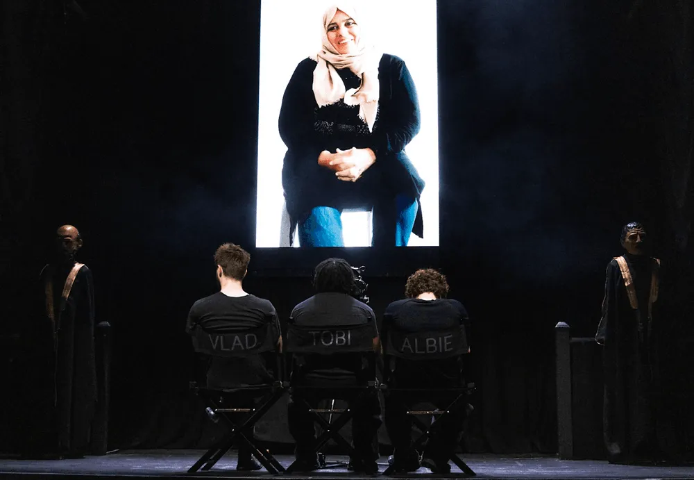 مسرحية 'طالبات سوريا' عم تعرض حكايات اللاجئات السوريات بتركيا