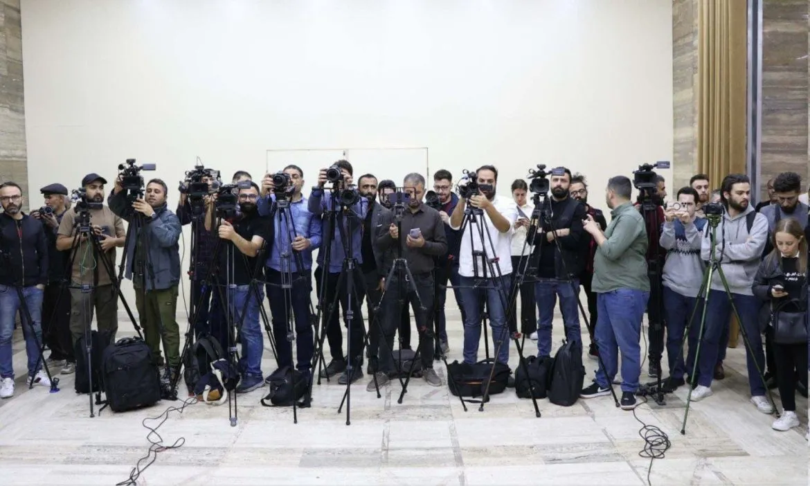 وزارة الإعلام بسوريا منعت تلات منصات إعلامية، و”هاشتاغ” و”جسور نيوز” ردوا بقوة