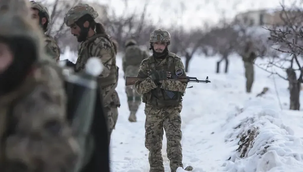 تحركات الجيش السوري عالحدود اللبنانية: ضغوط دولية ومخاطر سياسية
