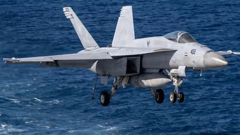 صورة بتصدم.. علم سوريا على طيارة أميركية حربية!