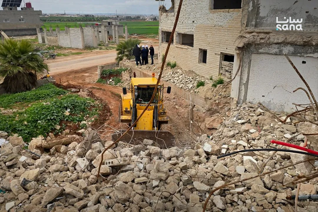 بلشوا شغل ترحيل الأنقاض بمستشفى حلفايا ليجهزوه ويرجع يشتغل