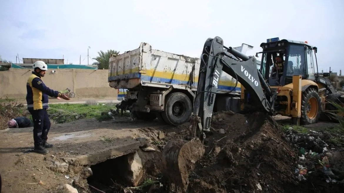 فرق الدفاع المدني بريف دمشق بتنظف نهر بردى بالعتيبة تحسباً للسيول