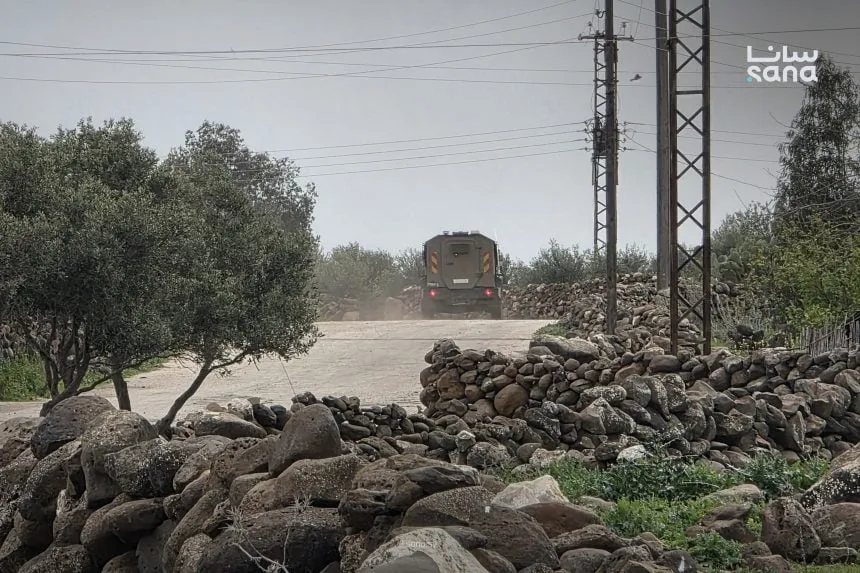 قوات الاحتلال الإسرائيلي بتفوت على بلدة جباتا الخشب بالقنيطرة وبتعمل مداهمات