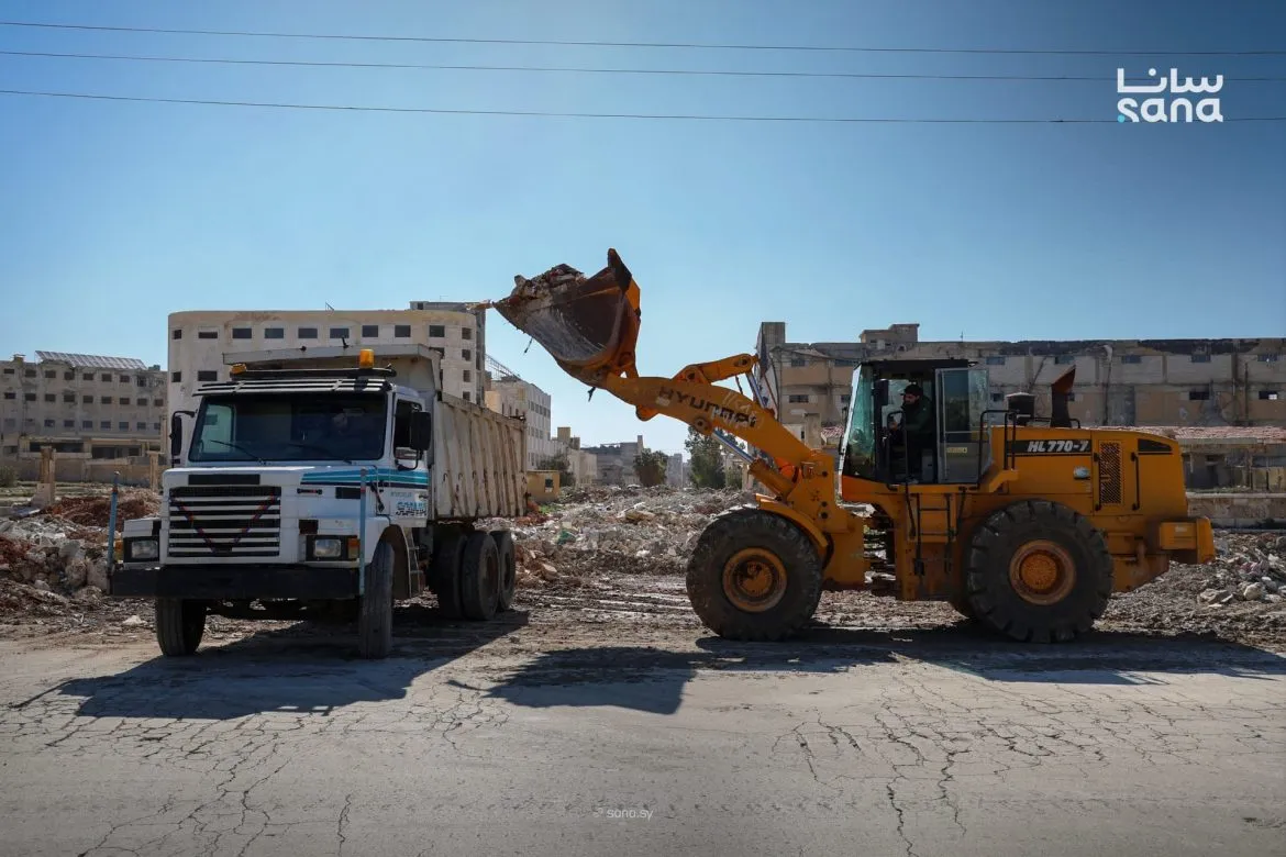 حلب بلشت حملة كبيرة لتشيل 150 ألف متر مكعب من ردم الحرب وتفتح طرقات