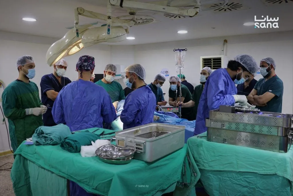فريق طبي ألماني ببلش عمليات كتف نادرة بمستشفى إدلب